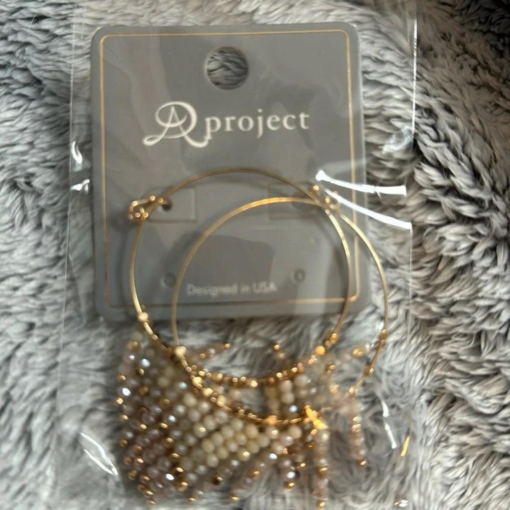NWOT beautiful gold earrings